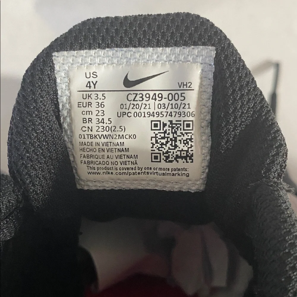 Nike Black and Red Running Sneakers - Picture 6 of 7